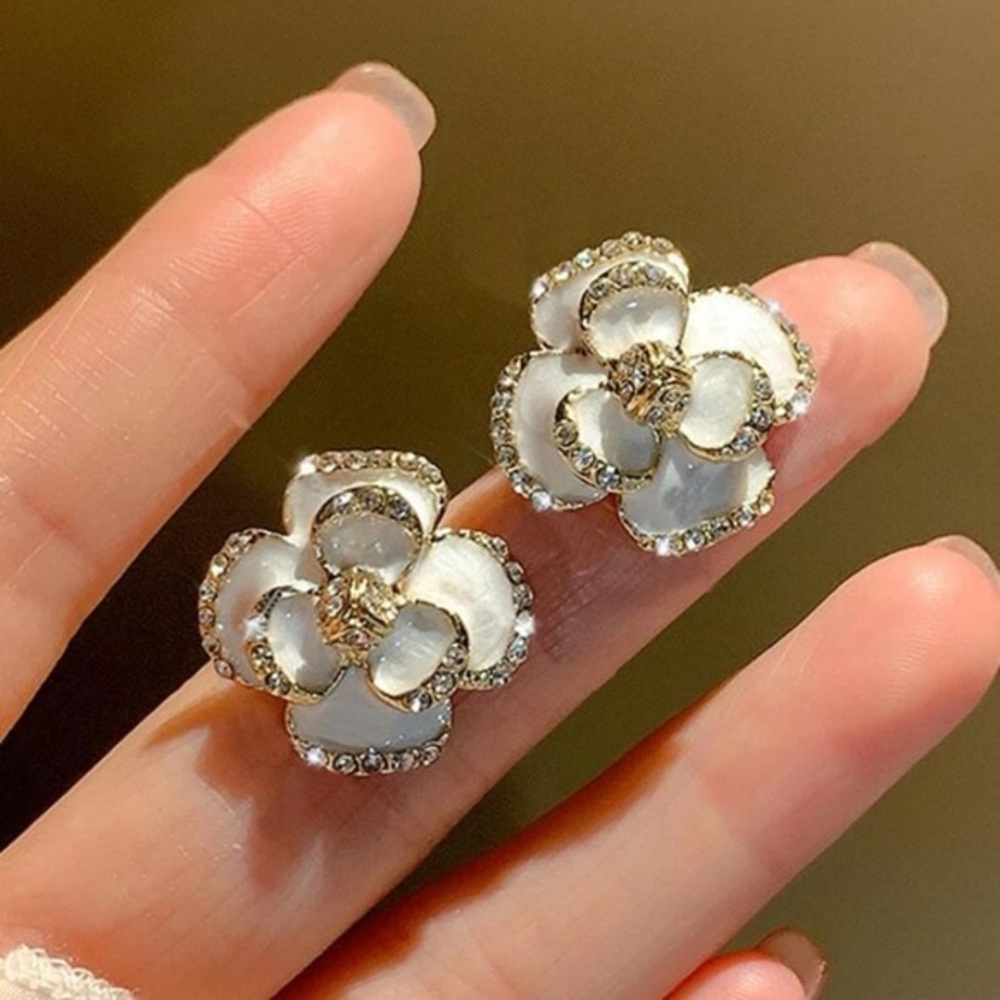 Gorgeous earrings rihnestone around the petals‎
